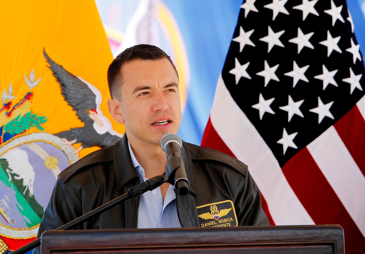 DefensaEc's tweet photo. ¡Estados Unidos entrega avión C-130 Hércules a la Fuerza Aérea Ecuatoriana!✈️🇪🇨🤝🇺🇸

➡️Con la presencia del presidente, @danielnoboaok y el Ministro de Defensa Nacional, Gian Carlo Loffredo, se desarrolló la Ceremonia de entrega oficial de la Aeronave C-130 Hércules; esto forma https://t.co/nZTW7cZXR9