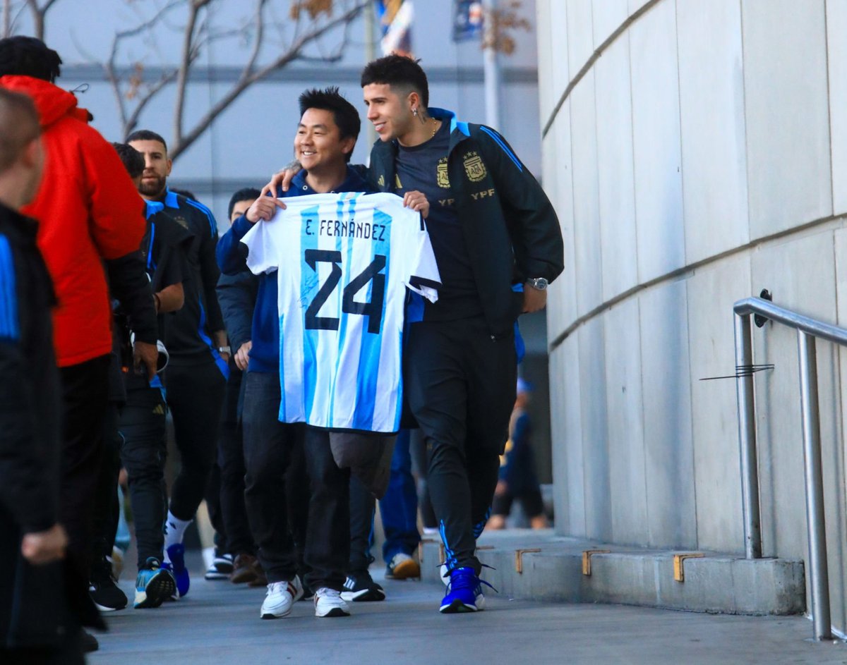 enzof4k's tweet photo. Enzo Fernandez With A Fan 🇦🇷
#Argentina https://t.co/vQHPCwAV9C