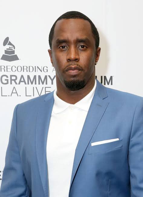 🚨 BREAKING: FEDS RAID DIDDY'S HOMES ACROSS THE US Homeland Security agents launched raids on Diddy’s properties in Los Angeles, New York, and Miami amidst sex trafficking allegations. The operation saw streets closed, helicopters in the sky, and several individuals detained,…