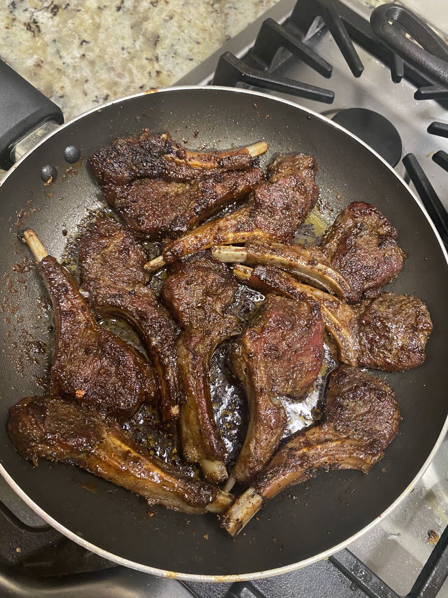 aahmoni1's tweet photo. I made lamb chops last night 10000/10 https://t.co/61GWP2ElAQ