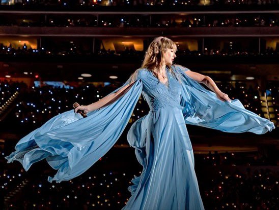 grcelivia's tweet image. THE BLUE FOLKLORE DRESS!! she debuted at my eras tour 🥹🩵 #iHeartAwards