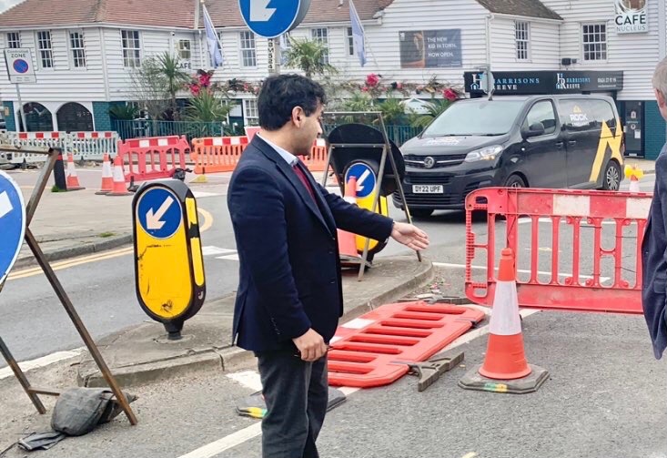 Raymond54942897's tweet photo. Hosting another regular street surgery in #Rainham

It was a real pleasure debating national local matters and holding this traffic cone to account 

Photo credit to @Rehman_Chishti 

#Medway #Conservative #Bollards https://t.co/i6zmdhi6V1