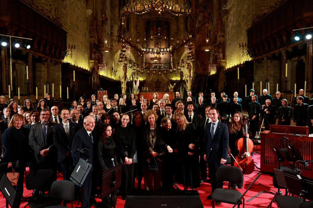 La Reina Sofía felicita a la Coral Universitaria y la Orquesta Sinfónica de las Illes Balears tras finalizar el concierto anual de Pascua a beneficio de <a href="/projectehomebal/">Projecte Home Balears</a>

➡️ casareal.es/ES/Actividades…