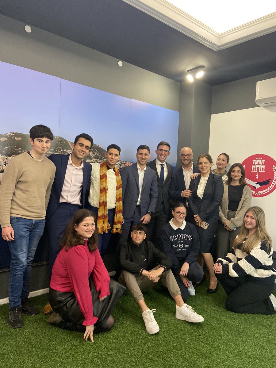 A big thanks to @GemmaArias and Christian Santos for taking time out of their busy schedules to meet with the GSLY! A great meeting where GSLY members had the opportunity to discuss ideas for Gibraltar’s youth. Join the GSLY today: gslp.gi/join-us