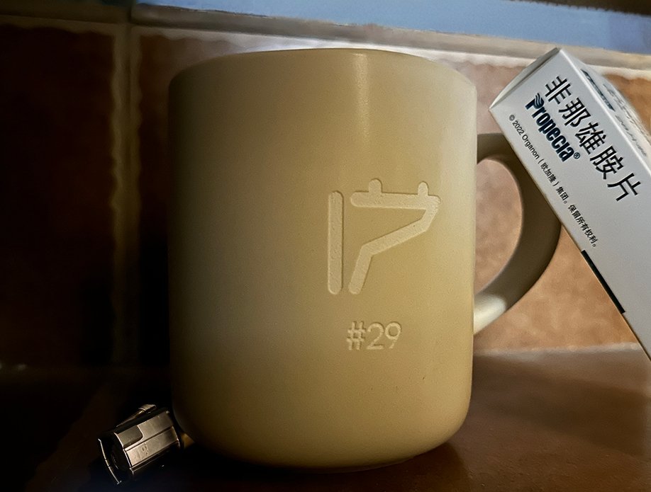 ☕枪十七铭刻马克杯震撼上线☕
每个杯壁上均铭刻有世间独一无二的编号，具有 Non-fungible 的特性

本系列杯子的发售规则如下：
1. 每轮限定只售出400个
2. 第一轮发售价为 $170/个
3. 后续每轮售价均会上浮 $170，上不封顶
如：
第401～800个，售价 $170+$170=340
第801～1200个，售价