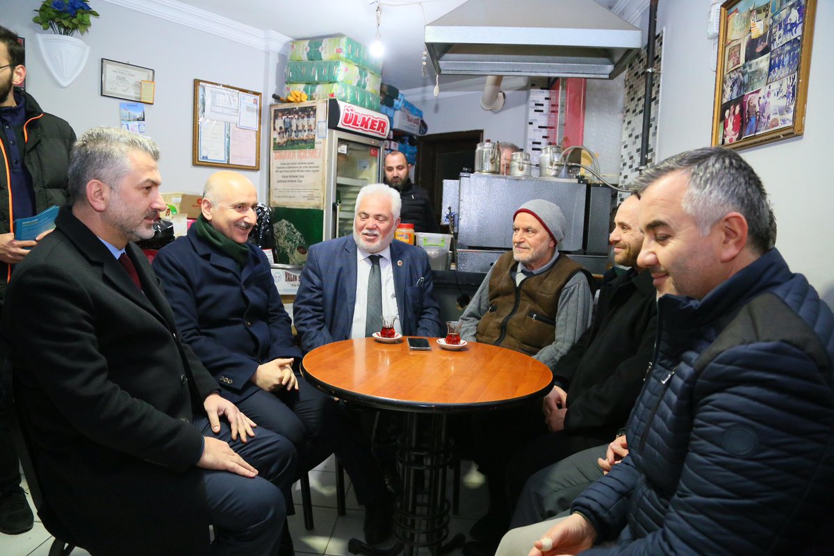 Bakanımız Sn. Adil Karaismailoğlu, Yenicuma Mahallesi'ndeki esnaf ve hemşehrilerimizle hasbihal etti.

En büyük mükâfatımız, vatandaşlarımızın sevgi ve güveneni kazanmış olmaktır.

#BirlikteBaşaracağız🇹🇷