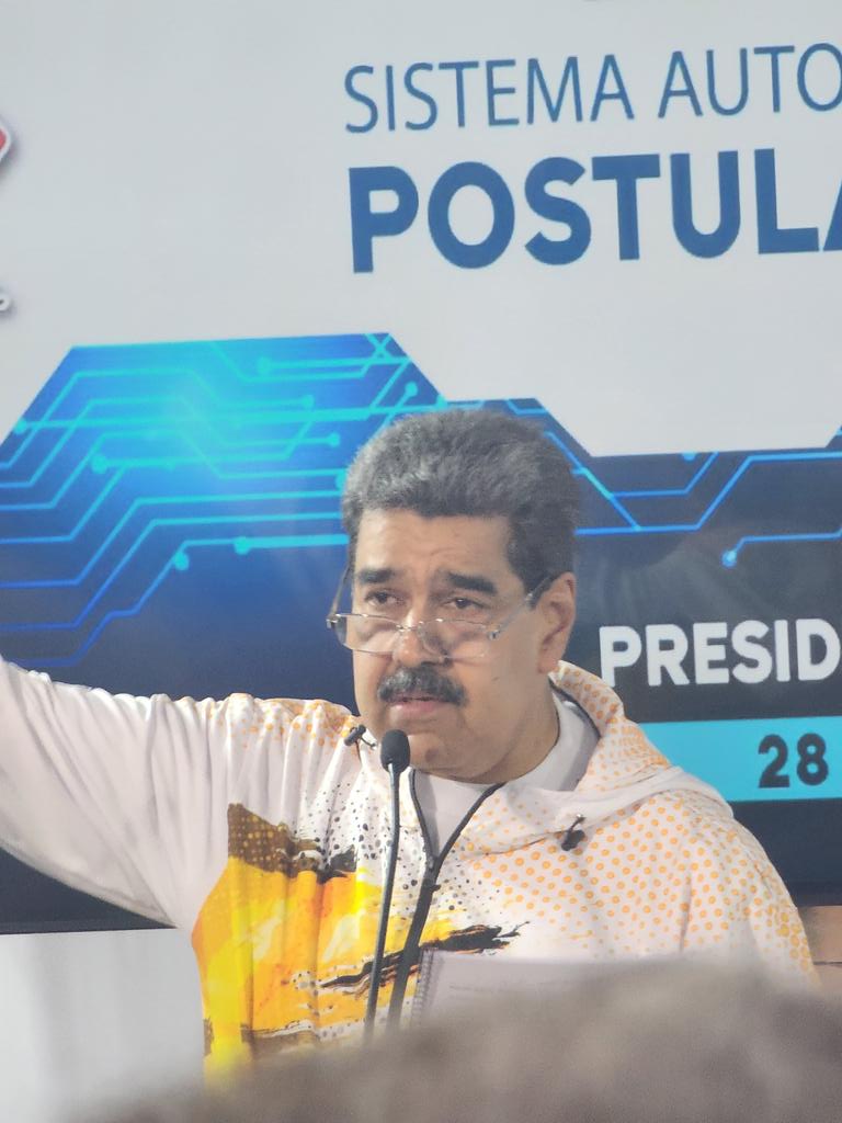 irisvarela's tweet photo. En el CNE se formaliza la postulación masiva que hizo la militancia del PSUV a nuestro Presidente Nicolás Maduro! El pueblo hecho millones o como dice nuestro himno "Somos millones una sola voz, un pueblo libre en revolución..." https://t.co/pqZ1KsXAVq
