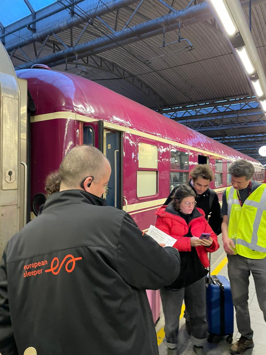 @EuropeanSlpr first train to Prague departed Brussels Midi today at 19:22 sharp and we could not be more excited to see many familiar faces on board. See you tomorrow #cityofprague ! 🚆#visitczechia_nl