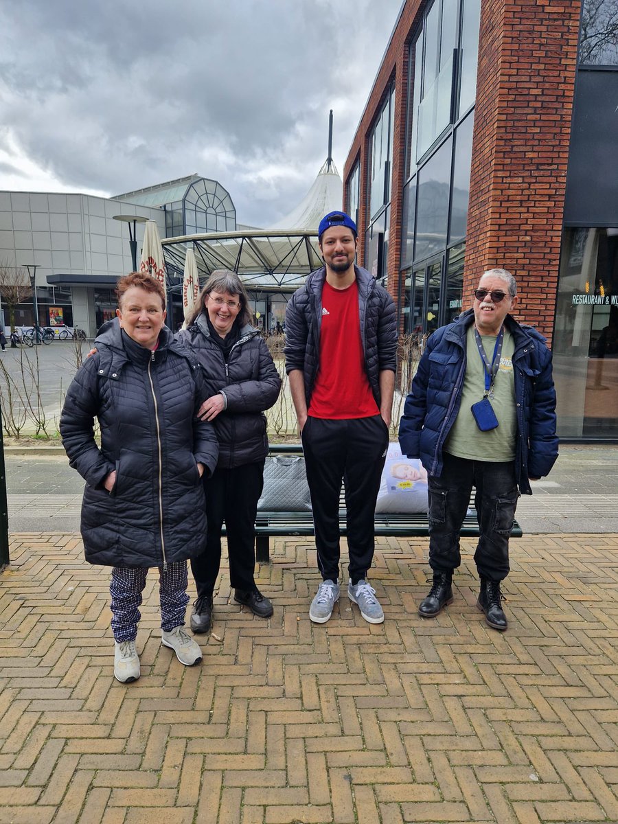 Op 16 maart was het weer zover, de jaarlijkse NLdoet programma! Majlis Rotterdam heeft dit jaar natuurlijk weer meegedaan. Een Khadim heeft samen met twee vrolijke gasten van stichting De Overburen een gezellig middag in de stad doorgebracht.