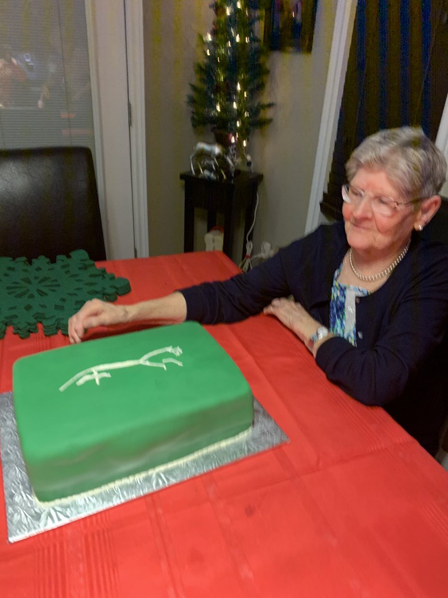 @morrishjohn @Gaz19641 @LimelightXTC @apehouseXTC Believe it or not, I took my 89 year old mom from Canada to see the Uffington Horse in 2019… she loved it. Got her this cake for her at Christmas shortly thereafter. lol