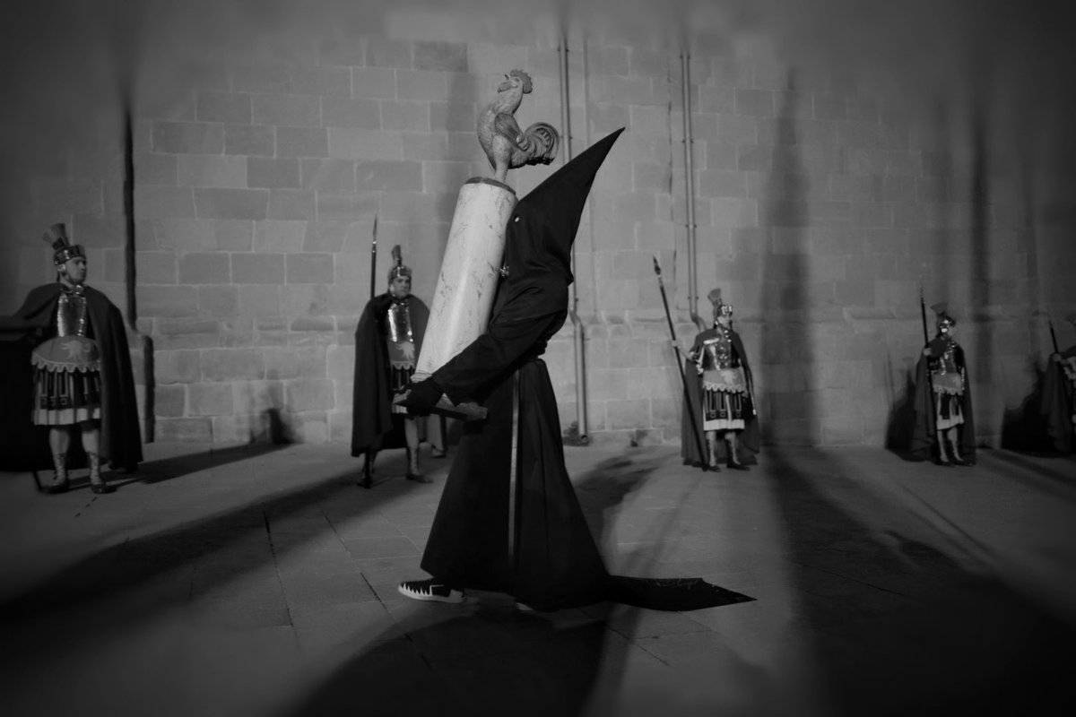 GilVilarrasaMas's tweet photo. Poder viure la Processó de Vic és quelcom que no es pot explicar amb paraules…

Emocions i sentiments incontrolables que durant més de dues hores recorren uns carrers de Vic emmudits per un silenci sepulcral! 

#Vic #processódelsarmats #elsdolorsvic #processó #elGall https://t.co/6yoCzHNxYq