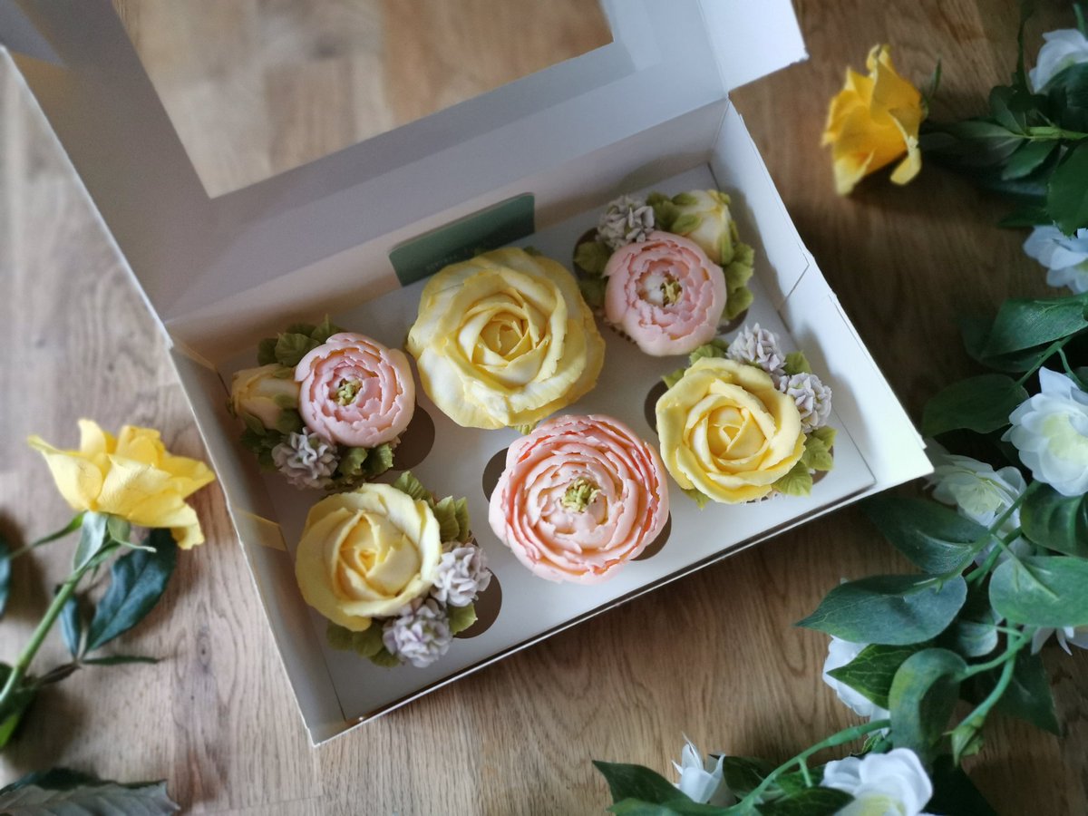 A pretty box of roses, peonies and hyacinths that went out last week to celebrate a birthday 🌹 Lemon drizzle 🍋

I think I may have found my new fave colour combination!

#cupcakeinspo #cupcake #buttercreamflowers #edibleflowers #floralcupcakes #flowersyoucaneat #buttercreamrose