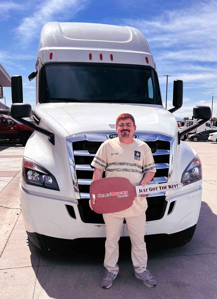 Congrats to Mr. Tello, a new owner operator who recently took possession of his 2019 Freightliner Cascadia 126SLP.

For truck or trailer inquiries, contact Herbert Rice at 📱 623-236-5999 📩 hrice@vvgtruck.com 
selectrucksPhoenix.com

#Trucks #RoadReady #Freightliner #Trucking