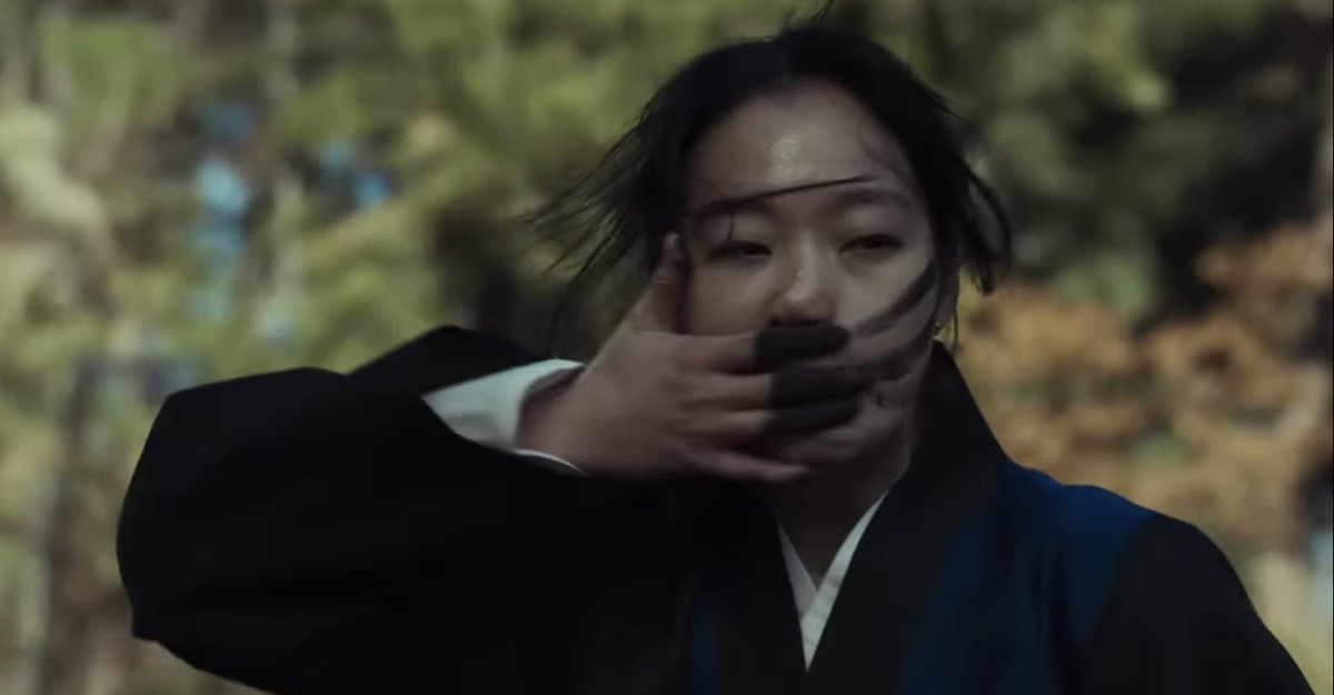 มีอยู่เรื่องนึงที่ประทับใจมากตอนดู 파묘 (Exhuma) 

สิ่งที่หนังสยองขวัญไทยให้ไม่ได้ คือ "การถ่ายทอดบรรยากาศของฤดูใบไม้ร่วง" ไทยไม่มีฤดูนี้ ในหนังผีจะเห็นแค่ตอนกลางคืน หรือไม่ก็ตอนฝนตก

Exhuma ถ่ายทอดบรรยากาศของฤดูใบไม้ร่วงบนภูเขาที่ฝังร่างปริศนาของบรรพบุรุษเอาไว้ได้อย่างขนลุก (1)