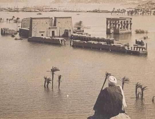 رؤيتي للأمور في الملف السوداني لم أكتسبها من شاشات الهاتف ولا من مؤلفات خادمة لأجندات محددة، ولا من تقارير المحطات التلفزيونية المعدة مسبقاً في أقبية المخابرات، ولا من مناقشة العقول الإيديولوجية الموجهة، 
 #السودان بالنسبة لنا كخليجين هو المُعلّم  والباني لنهضتنا، ولا يوجد خليجي