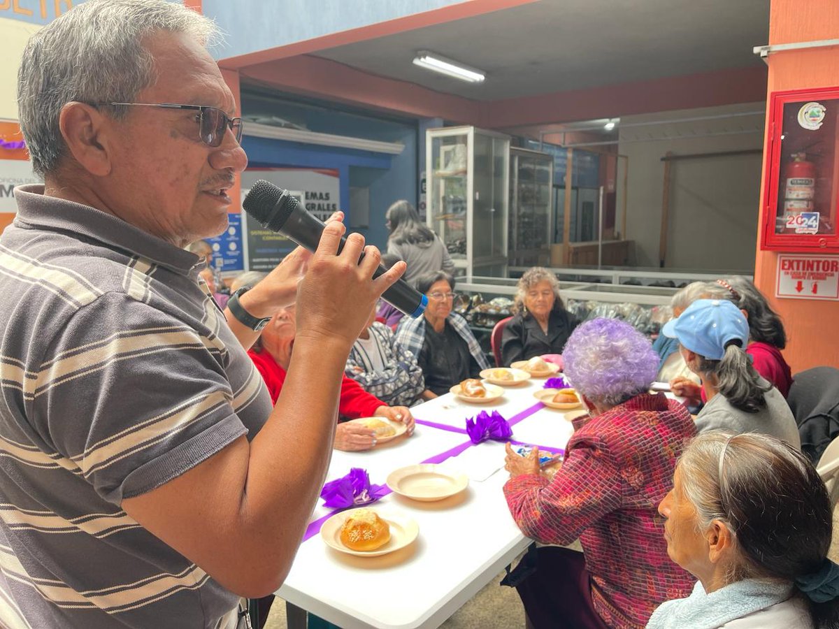 La Oficina Municipal del Adulto Mayor realizó una actividad donde conmemoró la Semana Santa, cada uno de nuestros adultos participó dando un mensaje de reflexión, dentro de la convivencia se compartió con ellos pan de Semana Santa y chocolate. #MuniXela #AdultosMayores