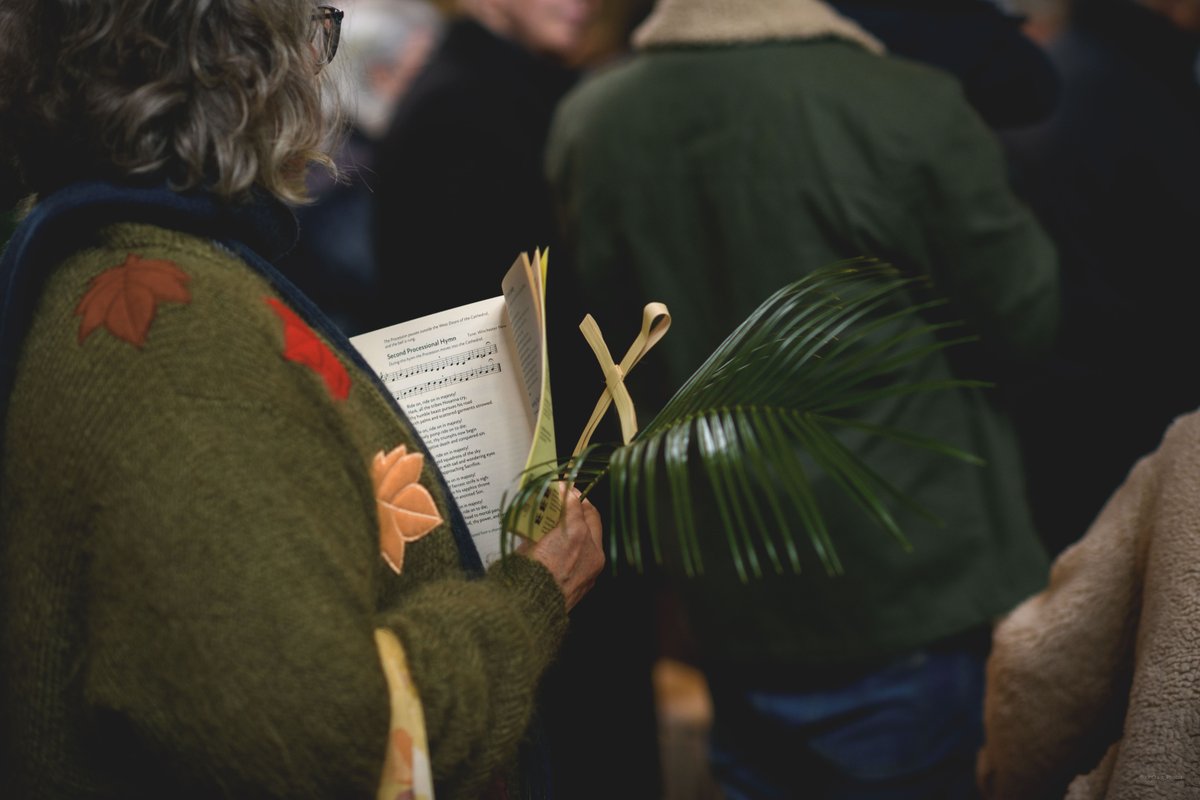 🌿 What a magnificent start to Holy Week! Did you see the Procession of Palms around College Green yesterday? 🙏 Beautiful pictures captured by @joncraig_photos Follow the journey through Holy Week towards Easter with us ow.ly/nXGL50R1jyM #HolyWeek #ProcessionOfPalms