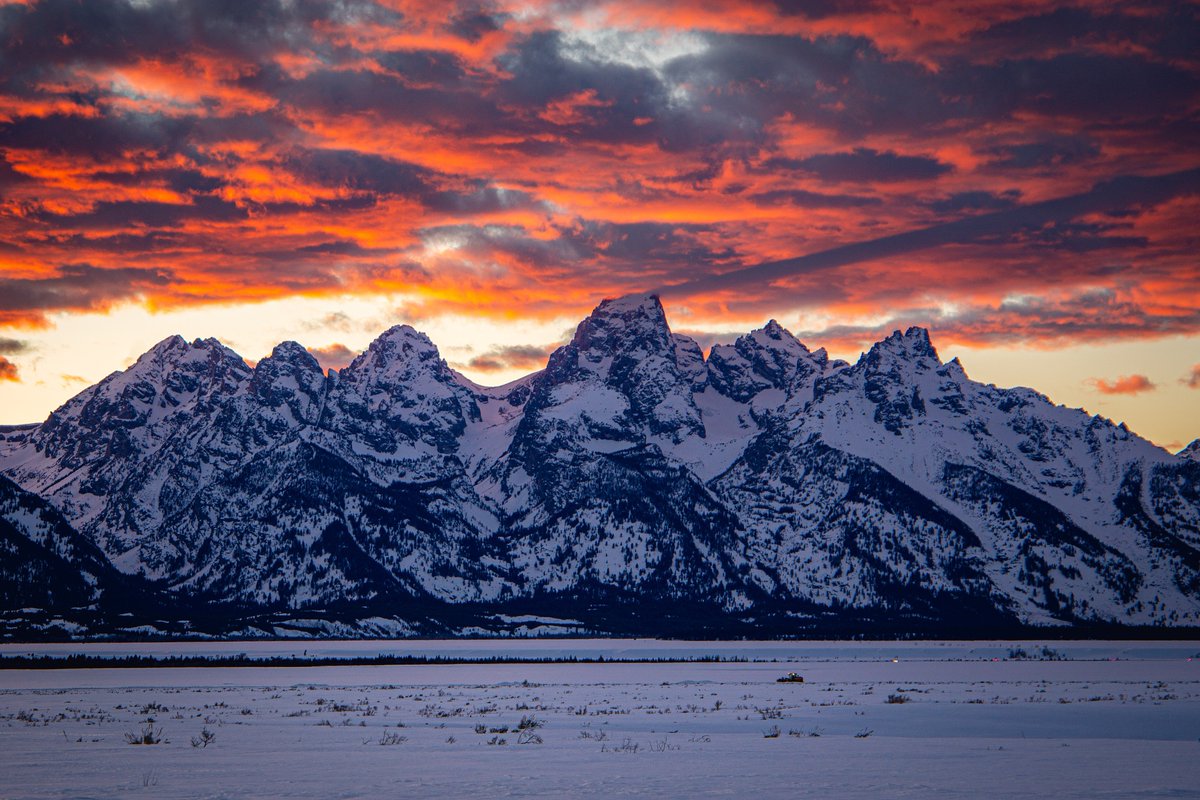 Connorjos's tweet photo. Scored a pretty sweet sunset in the Tetons a couple weekends ago! Was stoked to capture the shadow of the Grand being cast on the clouds overhead https://t.co/KDRMS2gi8X