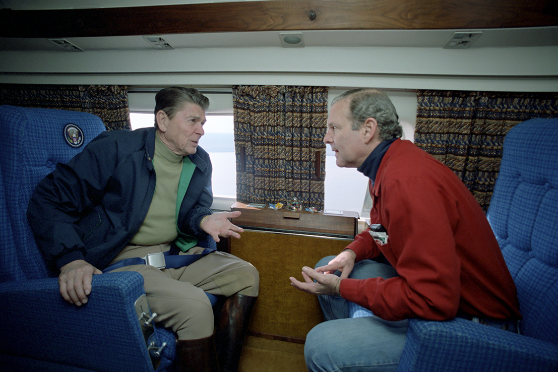 #PresidentReagan speaking with Chief of Staff James Baker aboard Marine One. 03/25/1981 catalog.archives.gov/id/75852717