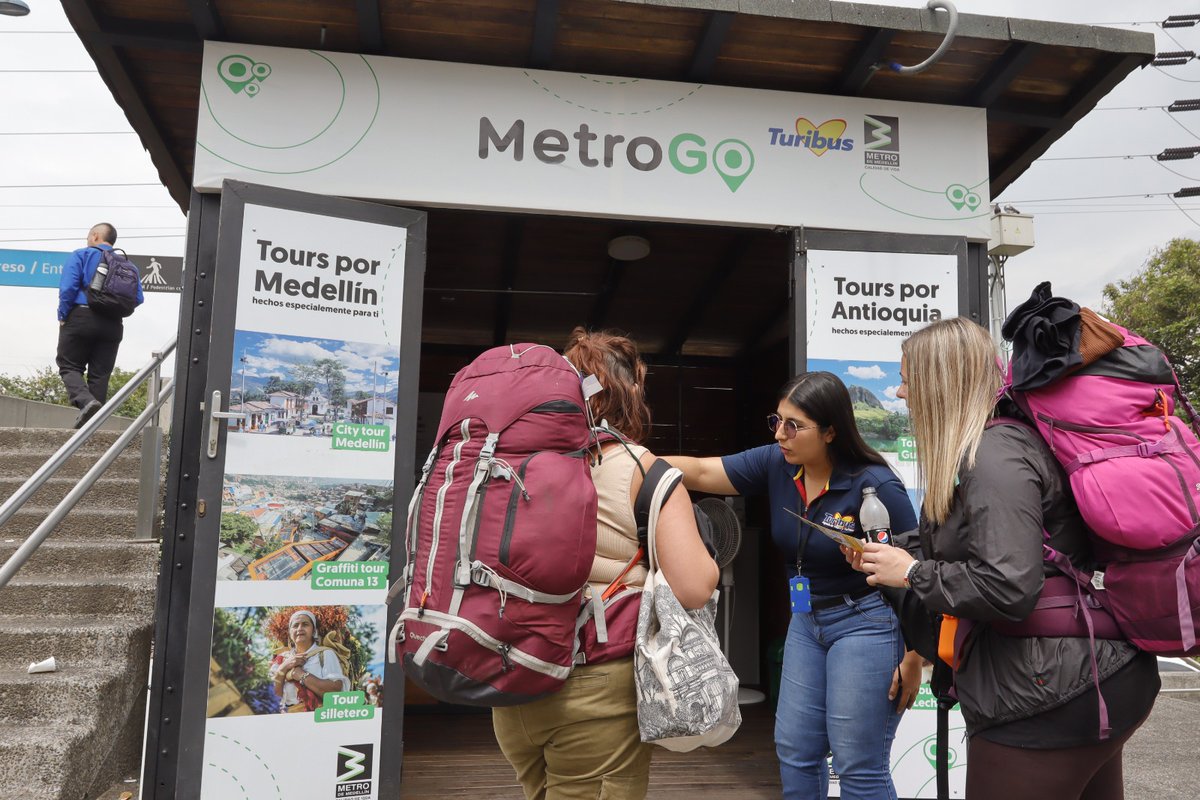 metrodemedellin's tweet photo. 🇺🇸🇬🇧🇦🇺🇩🇪🇵🇪🇦🇷🇩🇴🇨🇳🇯🇵🛬
🗣️Hello! ¿Cómo 'poder' yo conocer mejor Medellín?
🗣️Pues, my friend… La mejor opción es en Metro, que las lleva casi a todo el Valle de Aburrá.
Pero pa' que disfruten más venga les cuento todo lo que pueden hacer con #MetroGo:🤳🏽https://t.co/E1rWciiqza https://t.co/zks9fX9Kva