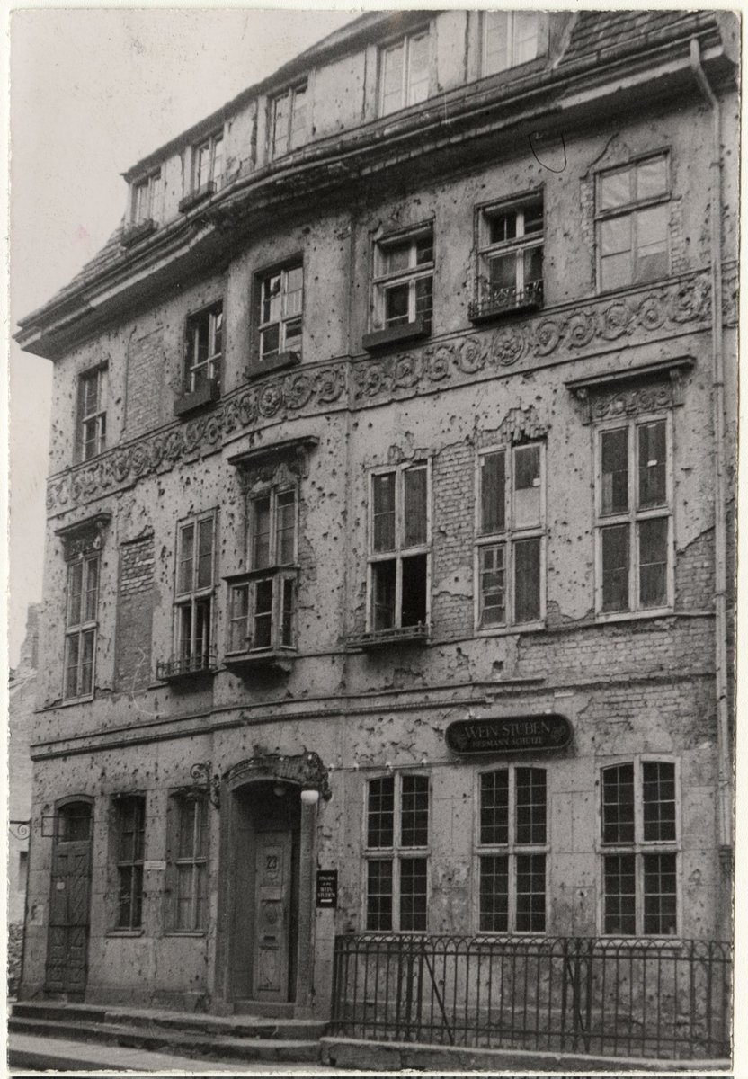 StadtmuseumBLN's tweet image. 1948 noch vom Bombenkrieg gezeichnet, feiert das #Knoblauchhaus in diesem Jahr sein 35-jähriges Jubiläum als #Museum! In den wiederhergestellten Wohnräumen zeigen wir, wie die Berliner Kaufmannsfamilie Knoblauch im #Biedermeier lebte.
💡Nur noch bis Ende März 2024 eintrittsfrei!