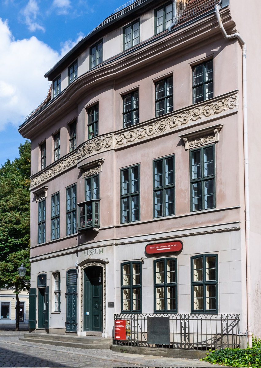 1948 noch vom Bombenkrieg gezeichnet, feiert das #Knoblauchhaus in diesem Jahr sein 35-jähriges Jubiläum als #Museum! In den wiederhergestellten Wohnräumen zeigen wir, wie die Berliner Kaufmannsfamilie Knoblauch im #Biedermeier lebte.
💡Nur noch bis Ende März 2024 eintrittsfrei!