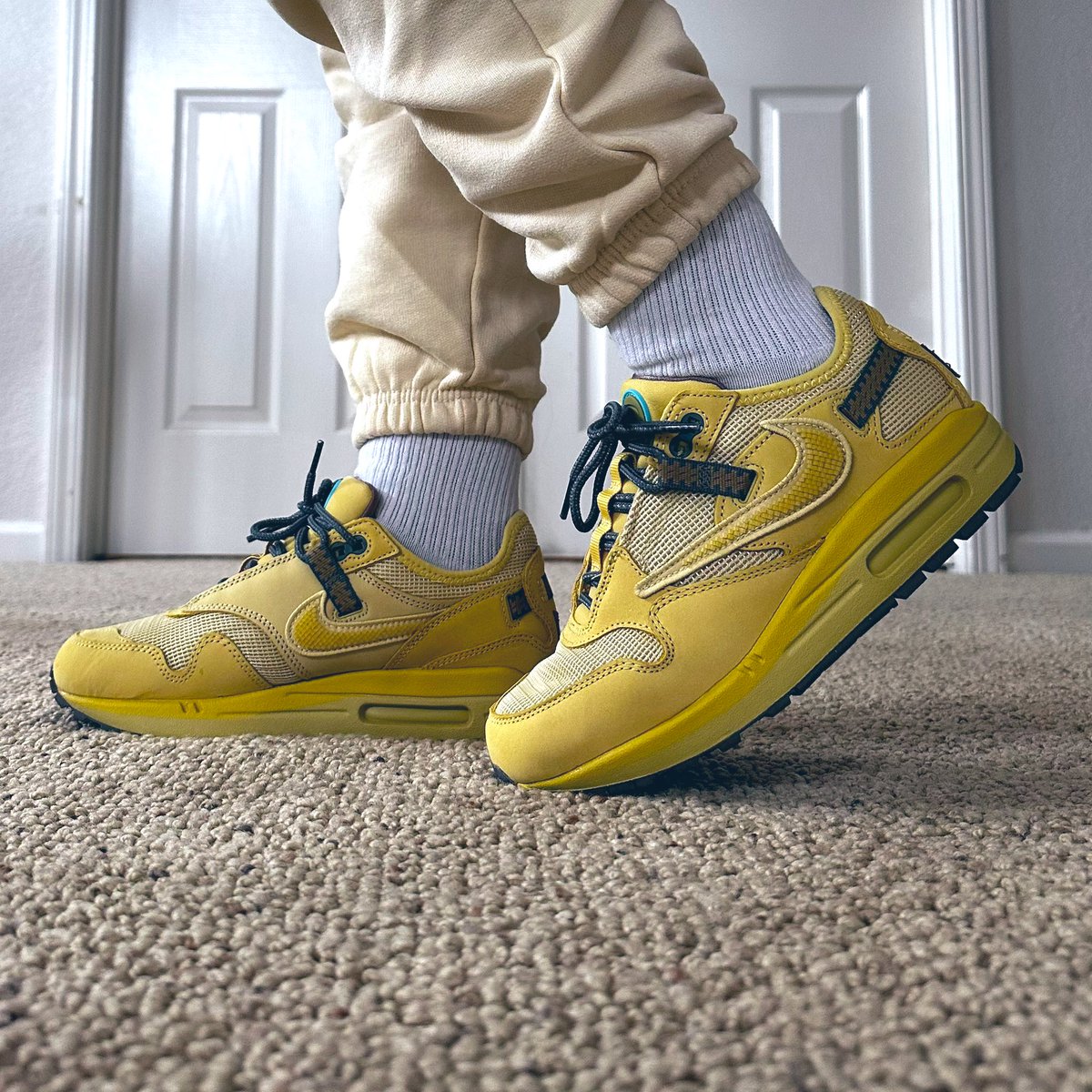 The sun finally showed its face today 🌤️💛 #marchMAXness #KOTD