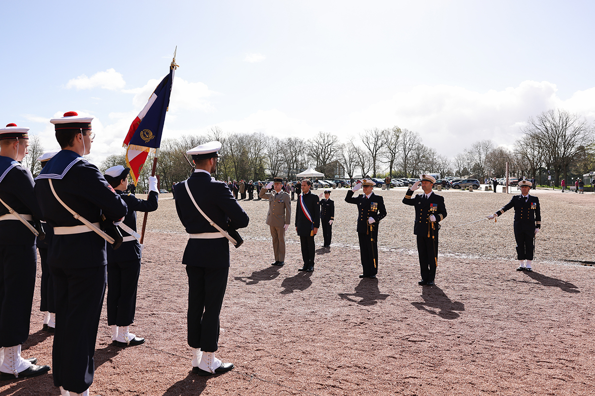 [🇫🇷#PMMDay] @BOUDYguillaume, @YoannLamarque, @antkaram, Frédérique Laine et @lm_bonne ont assisté ce 23/03 à la Journée nationale des Préparations militaires marines qui a rassemblé les jeunes PMM de Paris,Versailles,Neuilly-sur-Seine,Saint-Denis,Suresnes, Villeneuve St-Georges.