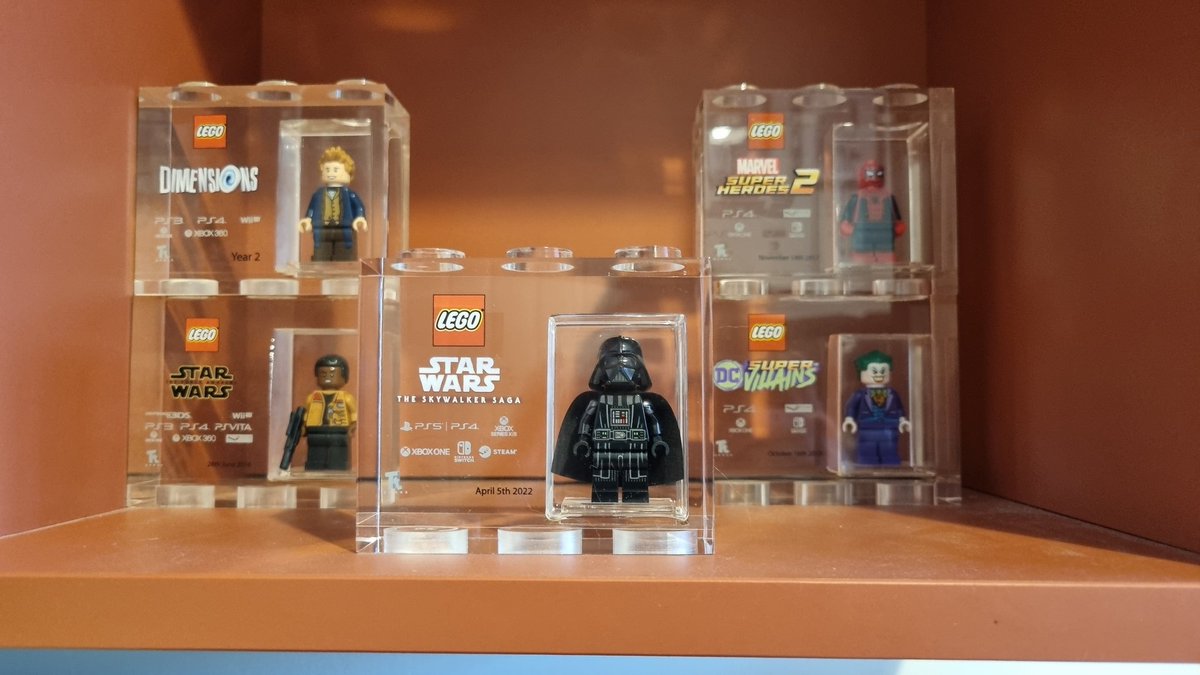 DaveBoyColour's tweet photo. Made a trip up to @TTGames today to receive a belated brick for working on LEGO Star Wars: The Skywalker Saga. Very grateful to have collected this! Was always proud of my work on the hubs and the population system. https://t.co/wMEyO9CDht