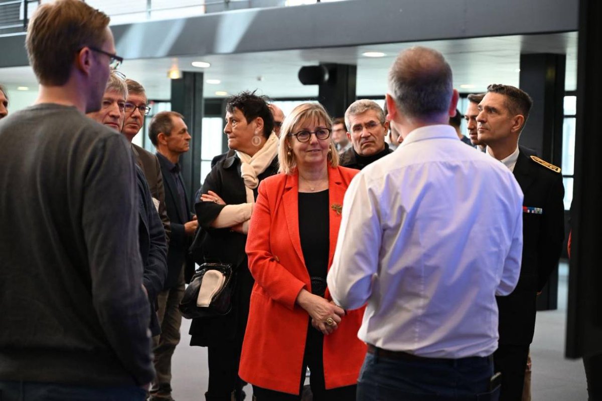 La place de l'intelligence artificielle dans notre société va continuer à fortement ↗️.

Je lance aujourd'hui à Grenoble le programme de recherche #France2030 dédié à l’IA, doté de 73M€. Il accompagne l’innovation des acteurs de l'IA pour que la France reste à l'avant-garde !