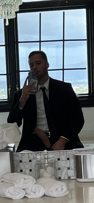 Hard at work https://t.co/iYALQT6nNc