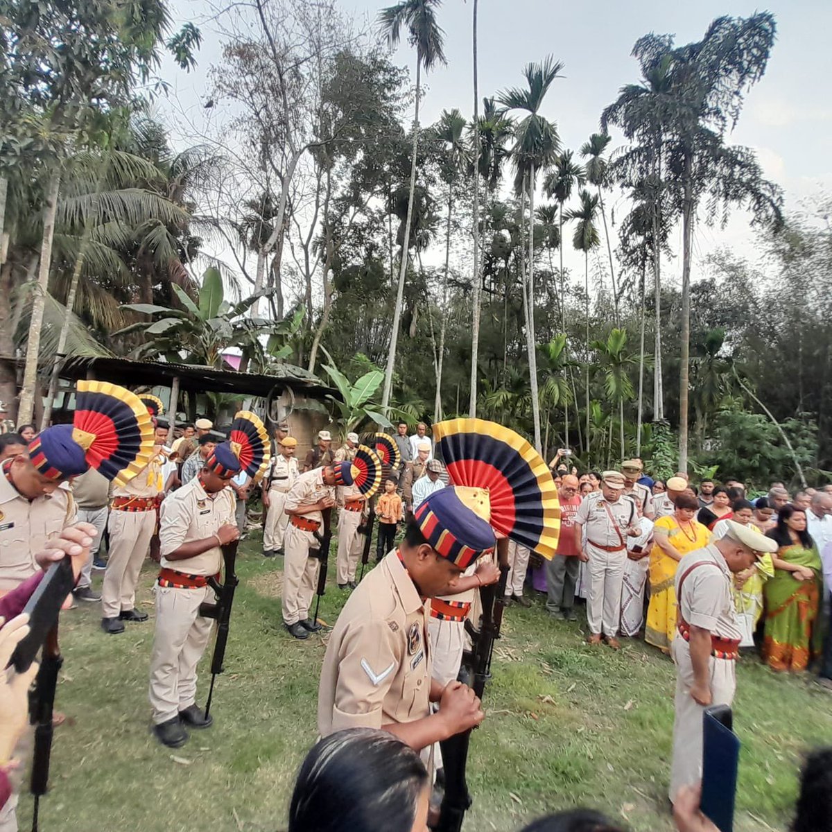 DC Baksa and SP Baksa extended homage to freedom fighter Jitendra Natha Sarma of Barama who breathed his last. We are forever indebted to the great freedom fighters of our nation. @assampolice @DGPAssamPolice