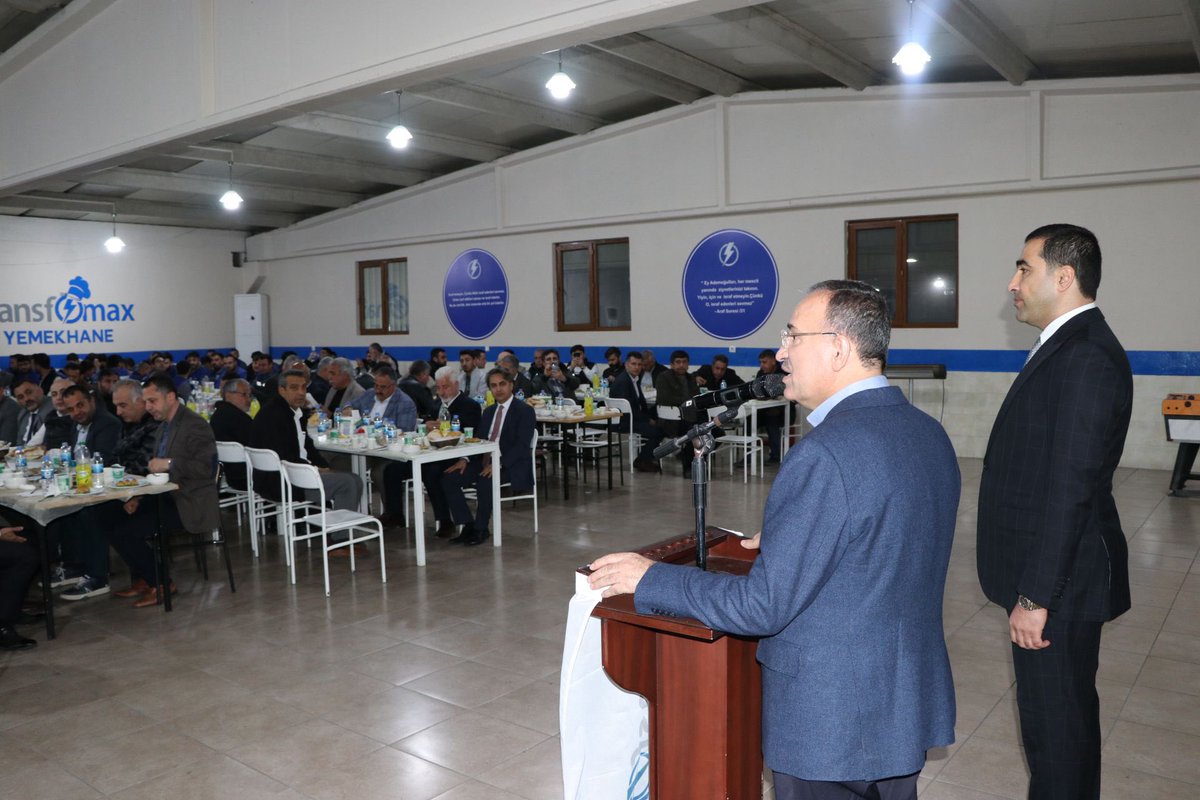 Milletvekilimiz İbrahim Eyyüpoğlu, Büyükşehir Belediye Başkanımız ve Adayımız Zeynel Abidin Beyazgül ile birlikte  Transfomax Yönetim Kurulu Başkanı ve iş insanı Mehmet Korkut Polat’ın düzenlemiş olduğu iftar programında işçi kardeşlerimizle bir araya geldik.