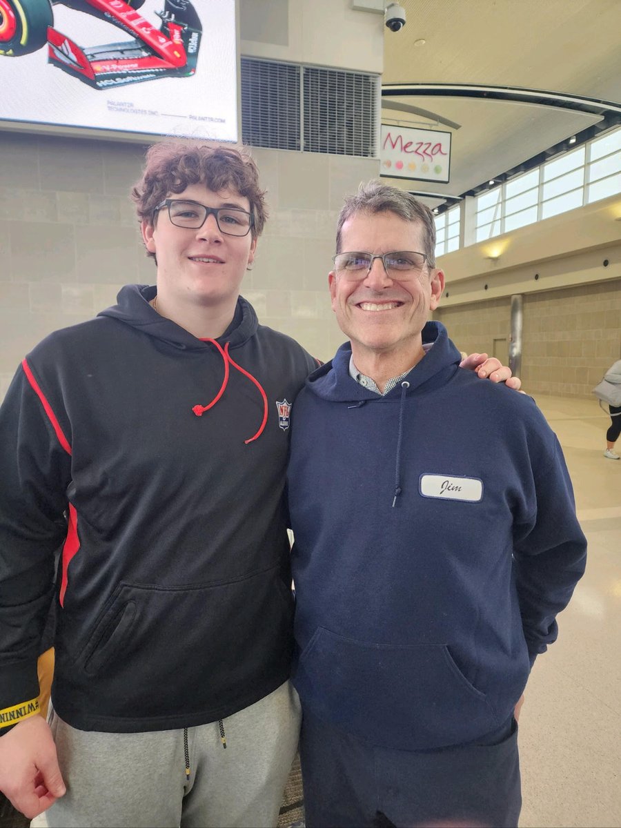 On300 #Michigan DL commit Bobby Kanka and his family recently ran into Jim Harbaugh and his loved ones at DTW Airport. 

They were all on the same flight, and Harbaugh ended up switching his seat in coach so he could sit next to Kanka. #GoBlue 

on3.com/db/bobby-kanka…