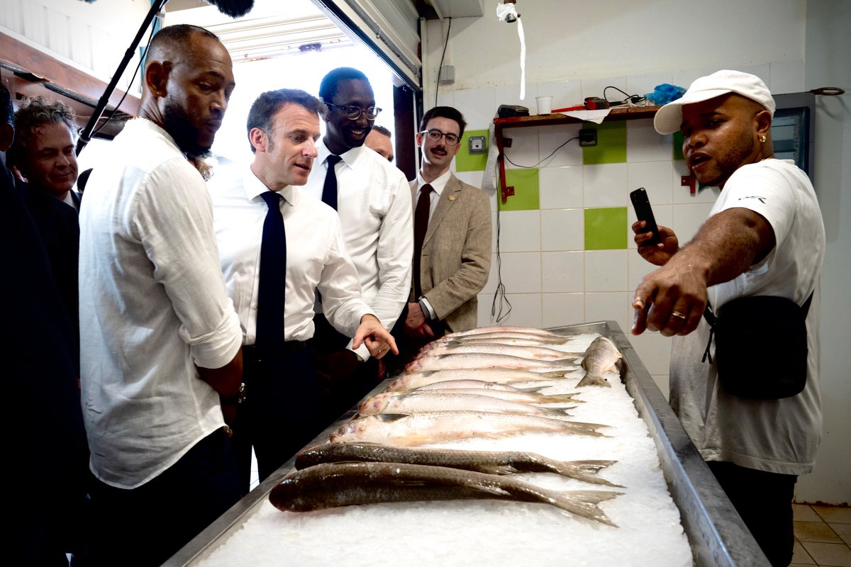 EmmanuelMacron's tweet photo. Pour mieux protéger nos pêcheurs en Guyane, j’ai pris des engagements à leurs côtés : nous allons par exemple intensifier les contrôles sur la pêche et la commercialisation illégale et renouveler 25 bateaux de pêche cette année. https://t.co/xJXR6fyKPk