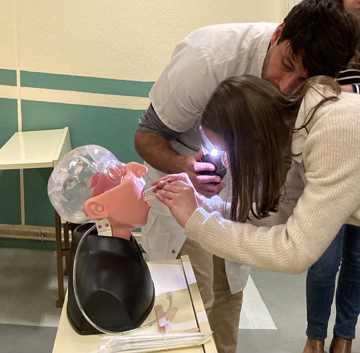 Une belle matinée à @unilim pour la formation des étudiants en 6e année de pharmacie officine a la réalisation des TROD angine en duo avec le Dr Lagoueyte du <a href="/CHULimoges/">CHU de Limoges</a>, un sujet majeur dans la lutte contre l’antibioresistance avec des pharmaciens en première ligne 💪🦠💊