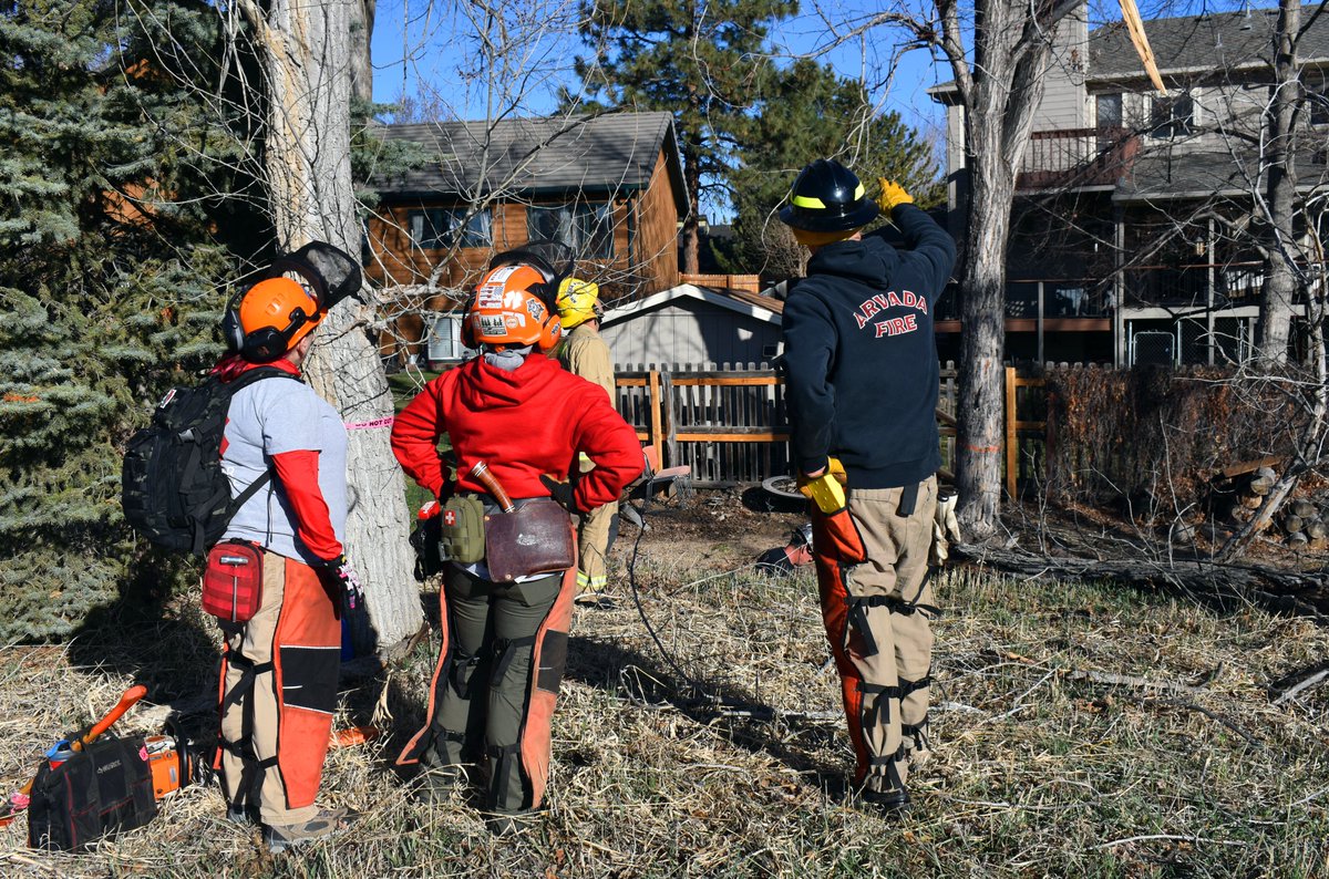 ArvadaFire's tweet image. More than 60 volunteers made our community safer by removing 8,000 cubic feet of debris, slash, tree limbs and fuel at Van Bibber Park this weekend. A big thank you to our partners in this project, @TeamRubicon &amp;amp; @JeffcoOpenSpace!  #wildfiremitigation