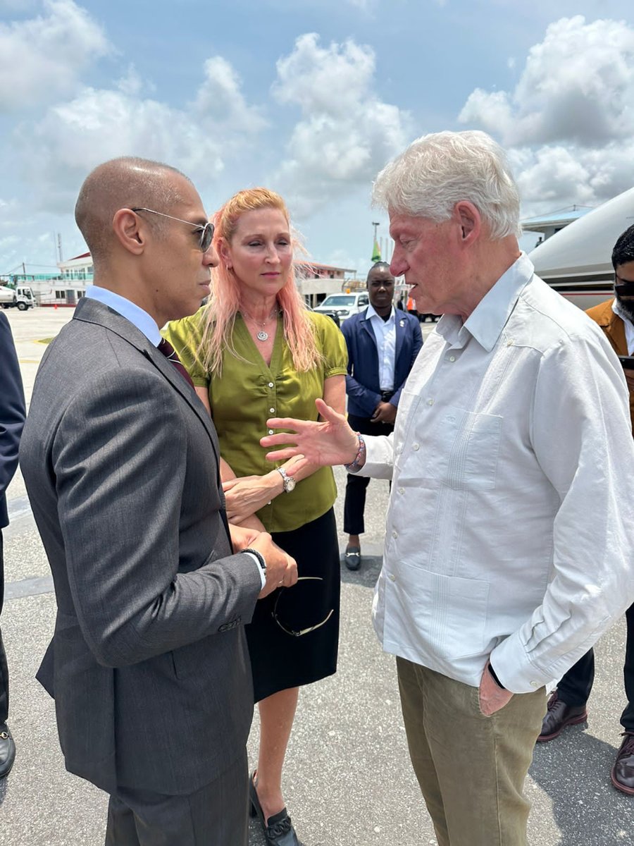 Entre los panelistas invitados al #UnitedCaribbeanForum destaca el ex presidente estadounidense, Bill Clinton. Junto a él, habrá otros participantes clave de la comunidad empresarial de RD, quienes participarán en una serie de debates en Guyana. Lee más: revistamercado.do/negocios/unite…