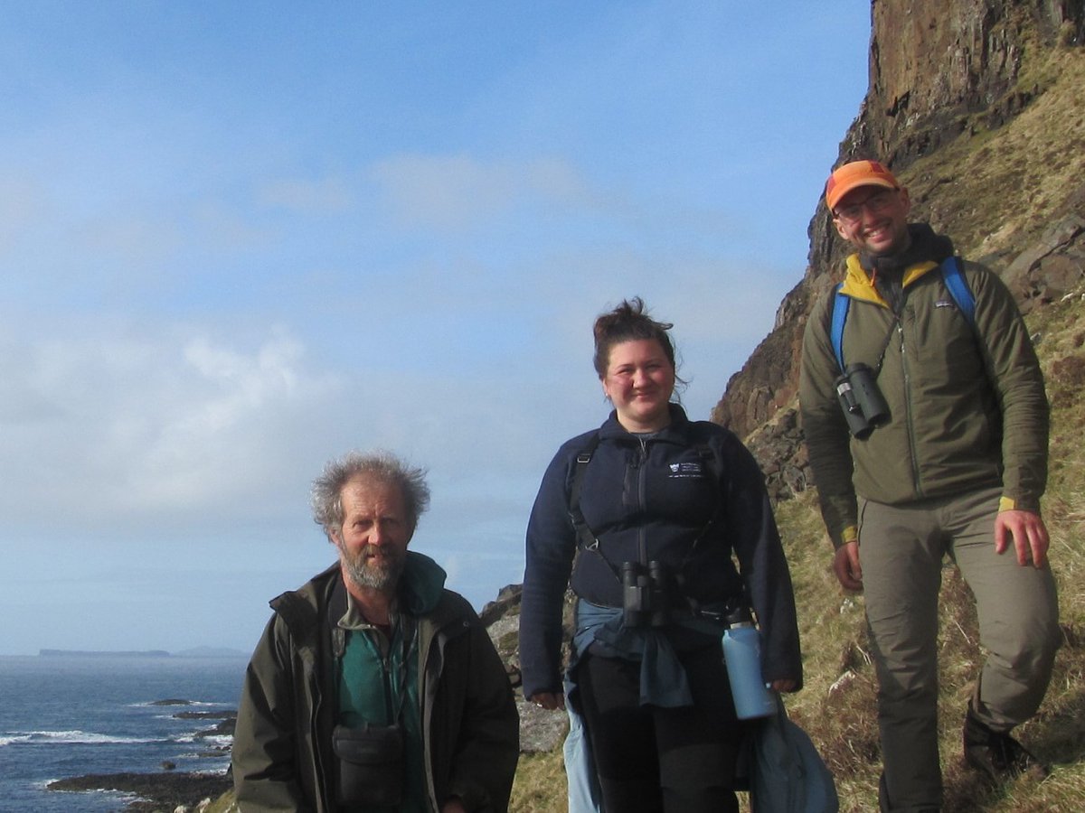 Welcome to our new seasonal #countrysiderangers Peter and Dougie, with Louise returning from last year. They'll mainly be working on the islands of #Staffa and #Lunga, seen in the background of this photo! @N_T_S @SCRAOnline #ScottishRanger #ForTheLoveOfScotland