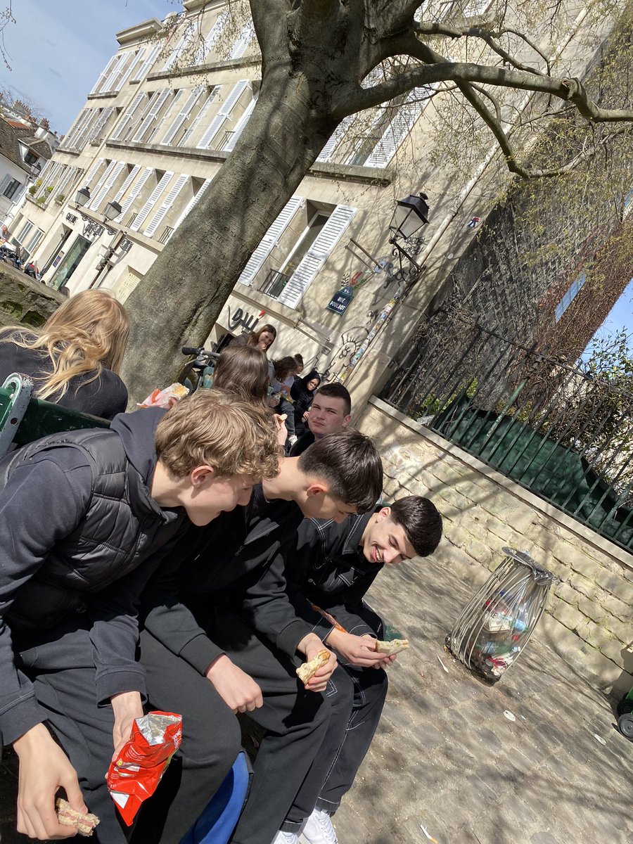 Premier Vlog pour nos élèves du <a href="/clgBouligny/">Collège de Bouligny</a> dans le cadre du projet #éloquence <a href="/Classe_Denis/">Sabrina Denis</a> suivi d’un pique-nique bienvenu ! La suite demain !