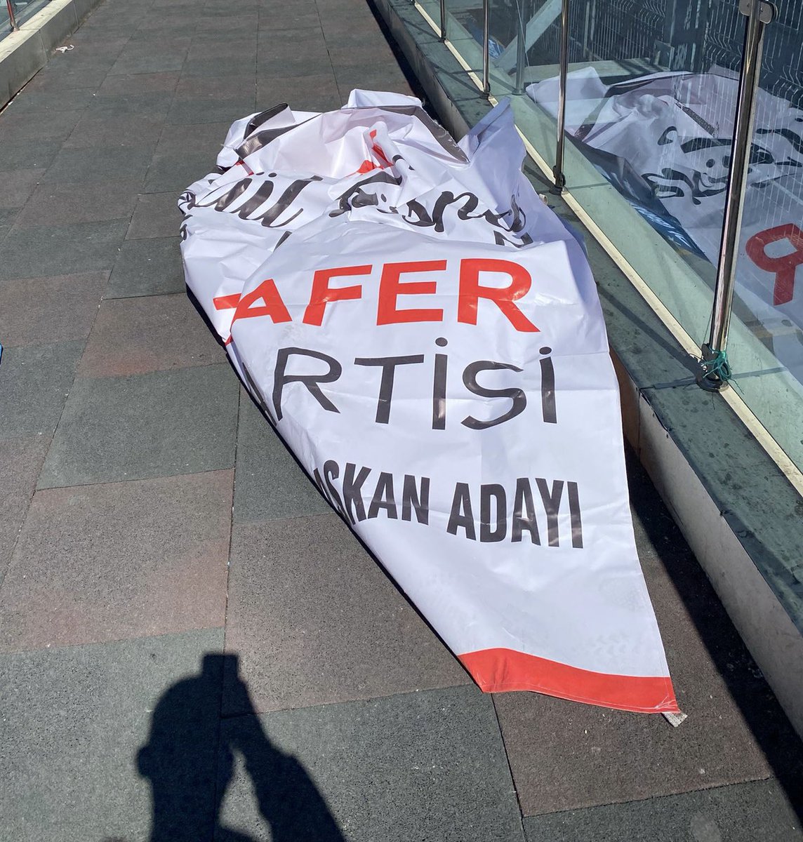 esmaulhusnaslan's tweet photo. Seçim çalışmalarına başladığımız günden beri aynı şeyi yaşıyoruz, partimizin emek emek astığı pankartlar görüldüğü yerde kesiliyor!

🇹🇷 Bizi Çankaya’da sadece pankarta 10 milyon lira yatıran iktidar ve ana muhalefet partisiyle karıştırmayın. Bu pankartta çanta paraları yok, her Zafer Partisi üye ve dostunun emeği, desteği var! Bu pankartta yolsuzluk parası, ihale parası yok, genç arkadaşlarımızın harçlıklarından artırdıkları var. Bu pankartta annesinin Selin bebeğin göğsünden çıkartıp partimize gönderdiği altın var. Bu pankartta, Ankara'da pankartlarımızı kesenlerin karşısına tek başına dikildiği için bıçaklı-satırlı saldırıya uğrayan Furkan Kutlu kardeşimizin iradesi var!

Kendinize gelin, Saray’ın ve ana muhalefetinin minimum onar milyon lira ayırarak ürettirdikleri pankartların hiçbirine dokunulmazken, Zafer Partisi’nin pankartlarını kesenleri çok iyi tanıyoruz. Ama Çankaya’yı çantada keklik, komşularımızı da kurbanlık koyun sayanlar 31 Mart’ta dersin büyüğünü alacak!

✅ Sandık ağalarına karşı pusulayı tam 12’den vurun, Zafer’e yürüyelim!

@umitozdag @zaferpartisi
@BartuSoral @HSerdarMermut @Onur_Karadayi @ZaferPartisi06 @cankayazafere
 #ZaferSenin #ÇankayanınZaferi #ÇankayanınAslanı #AnkaranınZaferi #BirlikteZafere #ZaferPartisi