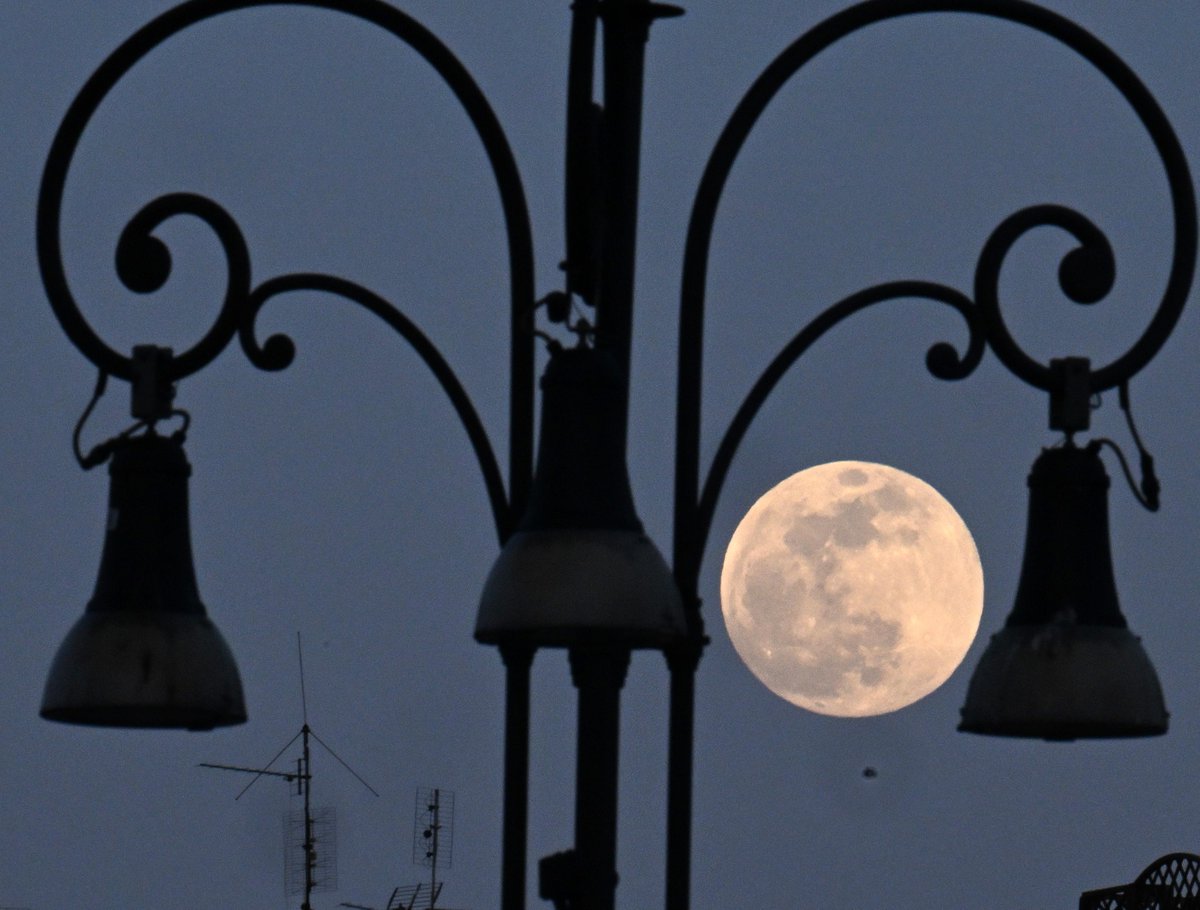La luna piena presso i Fori Imperiali di Roma, in Italia, ieri 24 marzo 2024.
#ImperialForums 🏛️ #Rome 🇮🇹 #FullMoon 🌕 #NightSky 🌌 #RomanHistory 🏰 #Cityscape 🌃 #HistoricalLandmarks 🏛️ #ItalyTravel 🇮🇹 #MoonlitNight 🌕 #UrbanExploration 🏙️