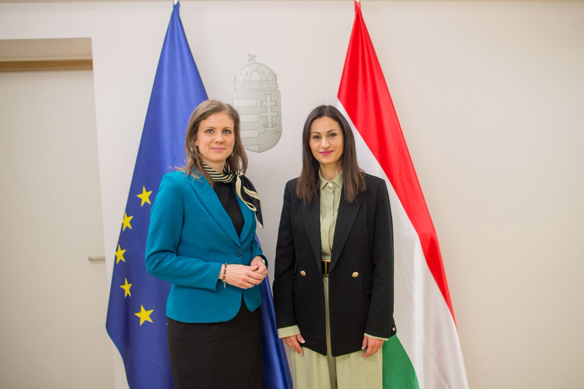 Στο περιθώριο του #ENVI στις Βρυξέλλες η Υπουργός Περιβάλλοντος είχε διμερή συνάντηση με την Υπουργό Περιβάλλοντος της Ουγγαρίας Anikó Raisz ενόψει της #HU2024EU όπου συζητήθηκαν
📌οι προτεραιότητες της #HU2024EU
📌η ανθεκτικότητα των υδάτων
📌η προσαρμογή στην κλιματική αλλαγή