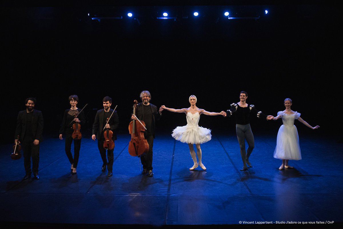 #LOpéraEnGuyane L'Opéra de Paris de retour en Guyane ! La scène des Trois fleuves a accueilli des danseurs du Ballet ainsi que des solistes de l’Orchestre de l’Opéra et des musiciens de l'Académie pour un programme de ballets et de musique de chambre. bit.ly/4atrTIe