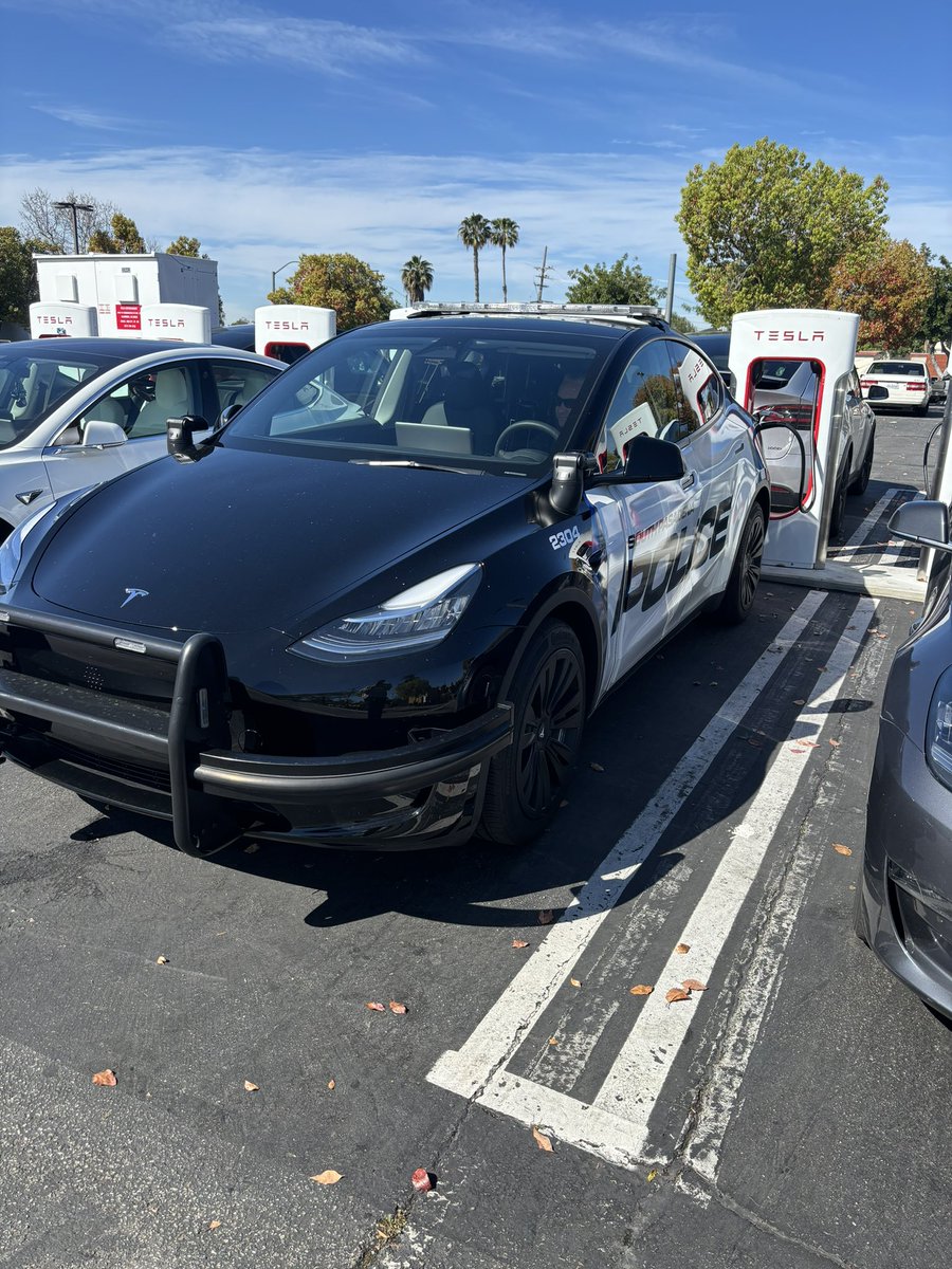 How cool is this? #supercops #supercharging #tesla #modely @elonmusk @farzyness #southpasadena #netflixandchill