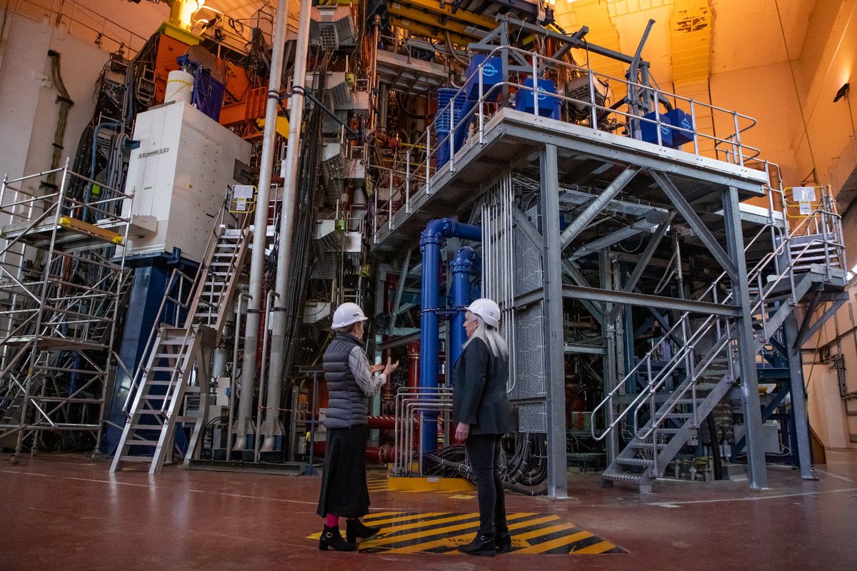 The UK is a world leader in fusion technology, with fusion energy records set right here at Culham 🥇 We’re investing up to £650 million in new research, including over 2,000 training places from apprentice to post-doctoral fellow 👷‍♀️ 👨‍🏭