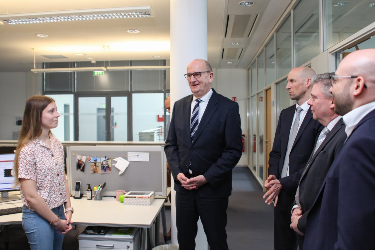 IHP (@waferffo) on Twitter photo Ministerpräsident Dietmar #Woidke besuchte heute das IHP. Er schaute in den #Reinraum des Institutes und ließ sich die Antennenmesskammer zeigen. Im Gespräch ging es unter anderem um #Fachkräfte und das Engagement des IHP in der Lausitz. <a href="/staatskanzleibb/">Staatskanzlei Brandenburg</a> Ministerpräsident Dietmar #Woidke besuchte heute das IHP. Er schaute in den #Reinraum des Institutes und ließ sich die Antennenmesskammer zeigen. Im Gespräch ging es unter anderem um #Fachkräfte und das Engagement des IHP in der Lausitz. <a href="/staatskanzleibb/">Staatskanzlei Brandenburg</a>