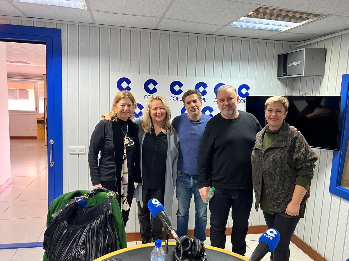 Hoy tuvimos una sorpresa muy agradable en la tertulia de ⁦<a href="/Jvibenitez/">Javier Benítez</a>⁩ en ⁦<a href="/CopeCanarias/">COPE Canarias</a>⁩.Vicky Sabroso nos sorprendió con un invitado muy especial, su hermano ⁦@FelixSabroso⁩, director y guionista canarioTertulia especial y con mucho cine. ⁦<a href="/PPCabildoGC/">PP CABILDO GRAN CANARIA</a>⁩