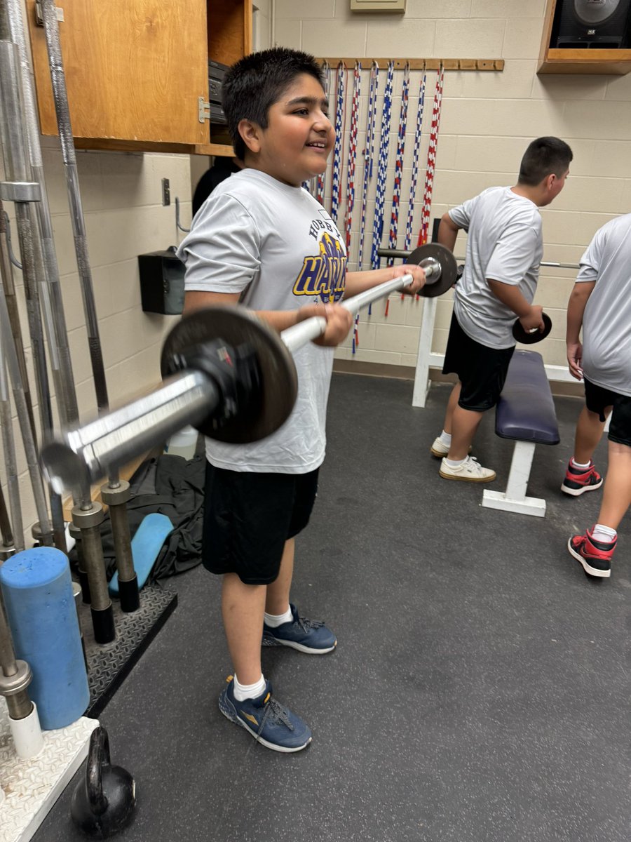 6th graders are looking about ready for 7th grade Athletics! Weight lifting fundamentals! @HobbyBoysATH @NISDHobbyHealth @NISHobby #preathletics #hawkpower @NISD_PE