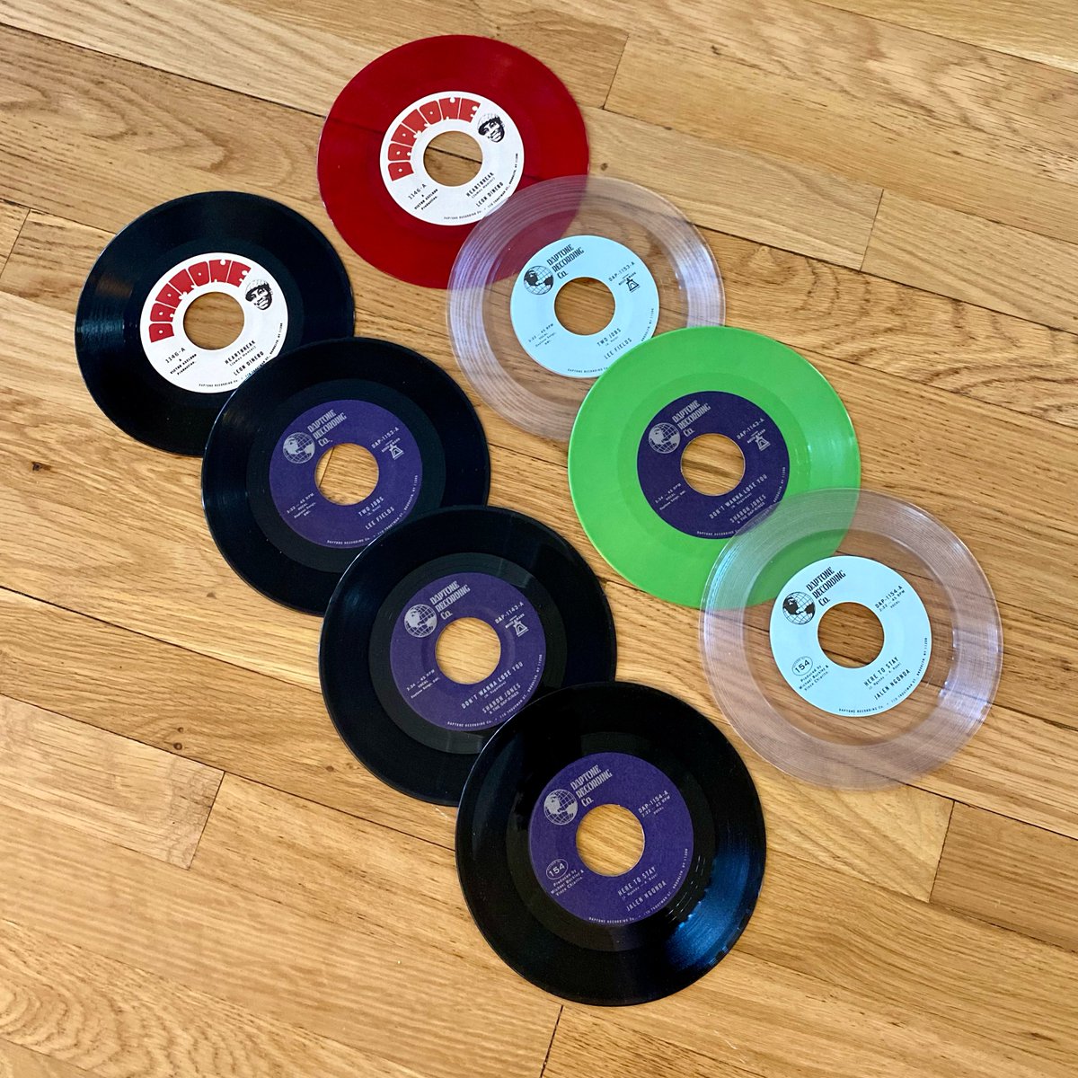 Another flurry of 45s dropping Friday, this time from Sharon Jones & the Dap-Kings, Jalen Ngonda, Lee Fields, and Leon Dinero 💫 Listen & pre-order standard and color 45s ~ 45s available to purchase individually or as a bundle linktr.ee/daptonerecords